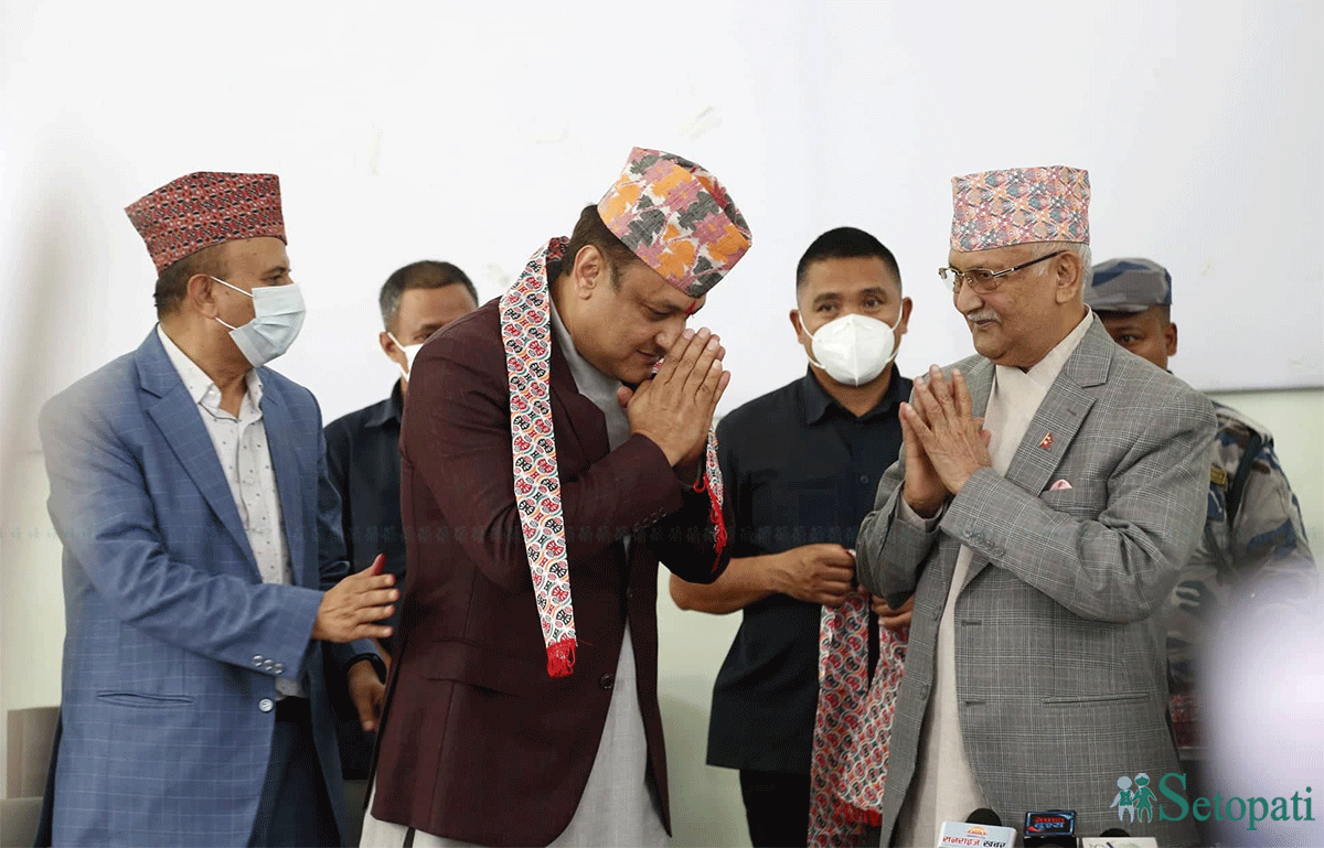 नेकपा एमालेमा प्रवेश गरेका नेपाल प्रहरीका पूर्व आईजीपी सर्वेन्द्र खनाल। बिहिबार पार्टी प्रवेश कार्यक्रममा अध्यक्ष ओलीलाई अभिवादन गर्दै। तस्बिरः नवीनबाबु गुरूङ/सेतोपाटी