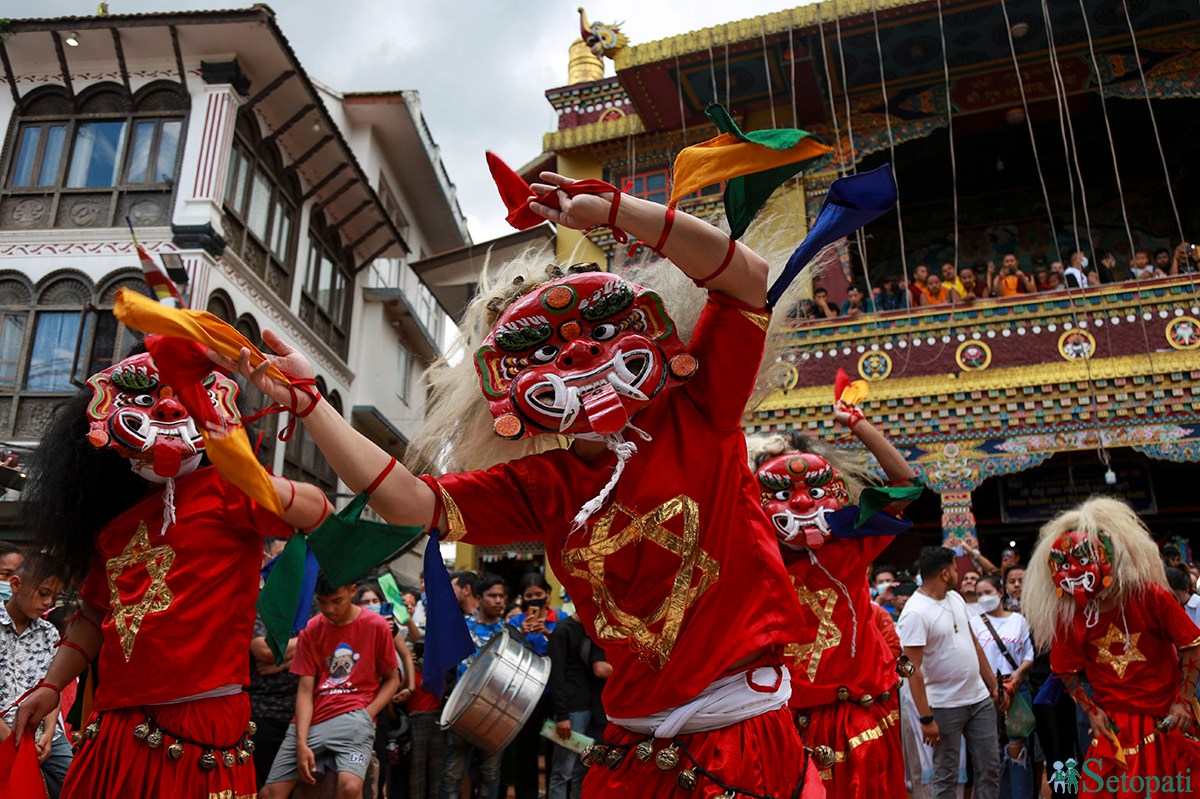 गाइजात्राको पूर्वसन्ध्यामा काठमाडौँको बौद्ध क्षेत्रमा बिहिबार निकालिएको लाखे नाच।  तस्बिर: नवीनबाबु गुरुङ /सेतोपाटी