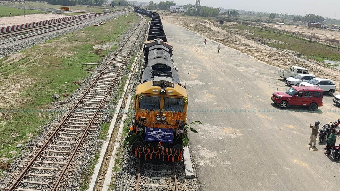 भारत बिहारको बथनाहाबाट विराटनगरस्थित भन्सारको कष्टम यार्डसम्म नियमित सञ्चालन हुने वाचासहित बिहीबारदेखि कार्गो रेल सेवा सुरू भएको छ। भारत भ्रमणमा रहेका प्रधानमन्त्री पुष्पकमल दाहाल प्रचण्ड र उनका भारतीय समकक्षी नरेन्द्र मोदीले  संयुक्त रूपमा उद्घाटन गरेपछि बथनाहाबाट कार्गो रेल विराटनगर आइपुगेको हो। तस्बिर: राजु अधिकारी