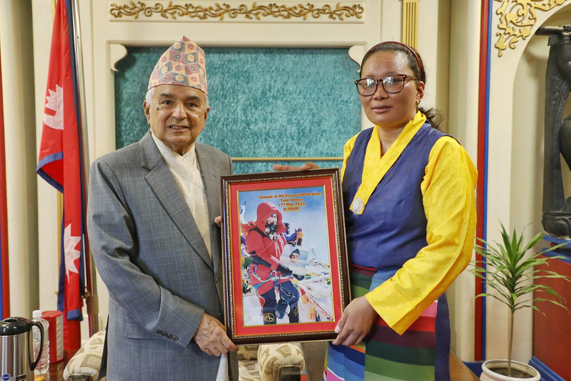 राष्ट्रपति रामचन्द्र पौडेलको तस्वीर पहिलो पटक सगरमाथाको चुचुरोमा पुर्‍याउने महिला आरोही याङजी शेर्पालाई राष्ट्रपति पौडेलले बधाई दिएका छन्। आज राष्ट्रपति भवन शितल निवासमा भएको कार्यक्रममा आफ्नो तस्वीर विश्वकै अग्लो चुचुरो सगरमाथामा पुर्‍याएर सप्राइज दिएको भन्दै उनले महिला आरोहीको साहस र आँटको प्रशंसा गरे। तस्बिर: राष्ट्रपति कार्यालय