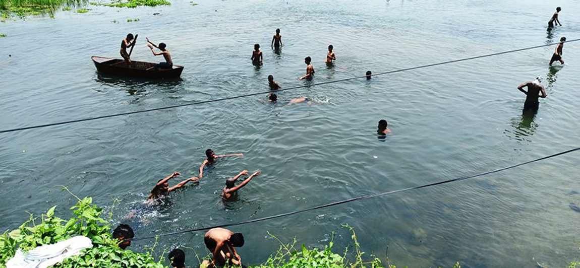 गर्मी छल्नका लागि सुनसरीको कोसी गाउँपालिका-४ स्थित कोसी कटानमा नुहाउँदै स्थानीय। तस्बिर: अजितकुमार झा/रासस
