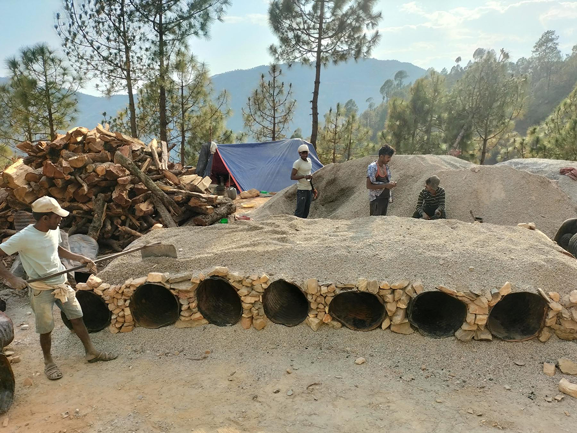 भ्रष्टाचारीलाई कारबाहीको माग गर्दै फेसबुक ग्रुप मेन्स रूम रिलोडेडले (एमआरआर) प्रदर्शन गरेको छ।  ग्रुपका सदस्यहरूले मंगलबार साँझ माइतीघर मण्डलमा विभिन्न नारा लेखिएका प्लेकार्ड देखाएर प्रदर्शन गरेका हुन्। तस्बिर: नवीनबाबु गुरूङ/सेतोपाटी