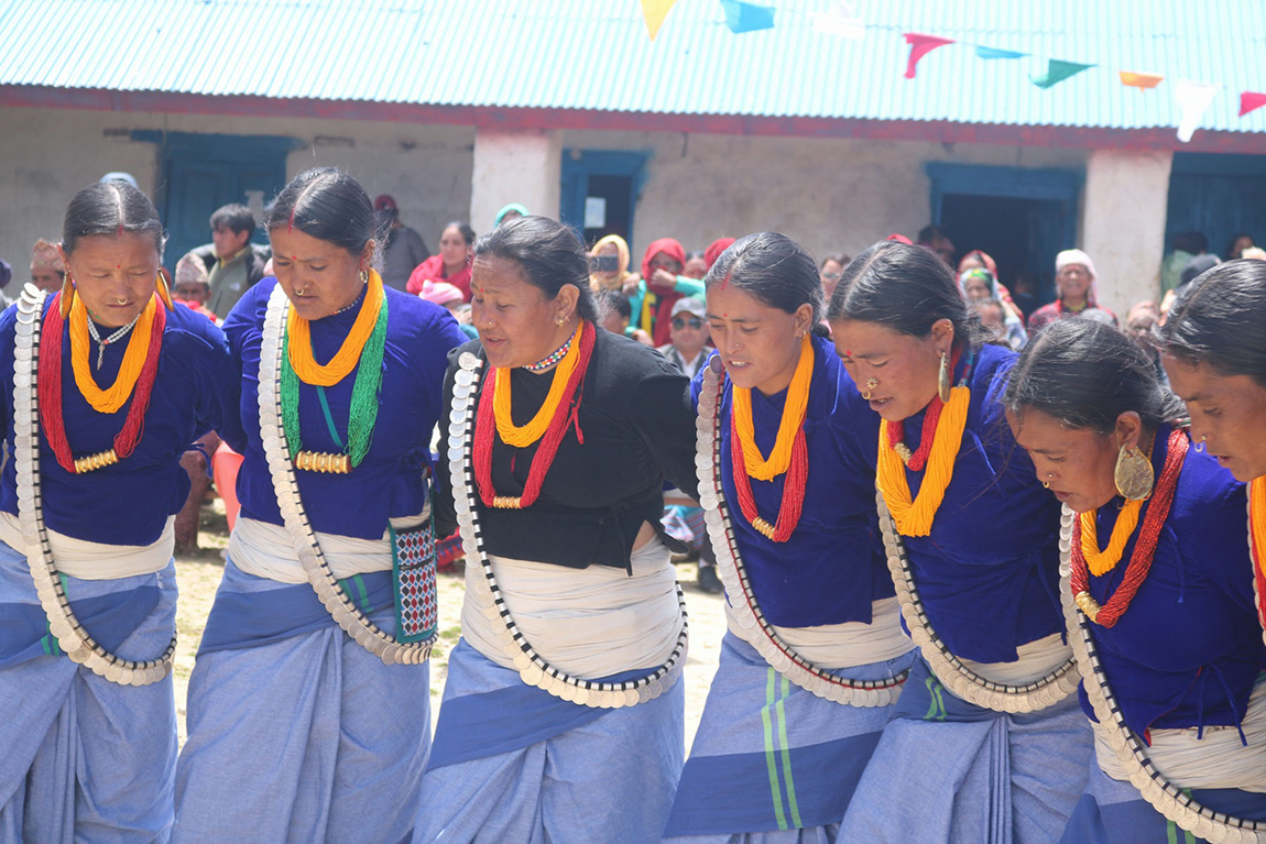 स्वतन्त्र सांसद अमरेशकुमार सिंहले सोमबारको संसद बैठकमै आफूले लगाएका लुगा खोलेका छन्।  बैठक सुरू हुनासाथ बोल्न नपाएपछि उनले आफूले लगाएका लुगा खोलेका हुन्। तस्बिर: निशा भण्डारी/सेतोपाटी