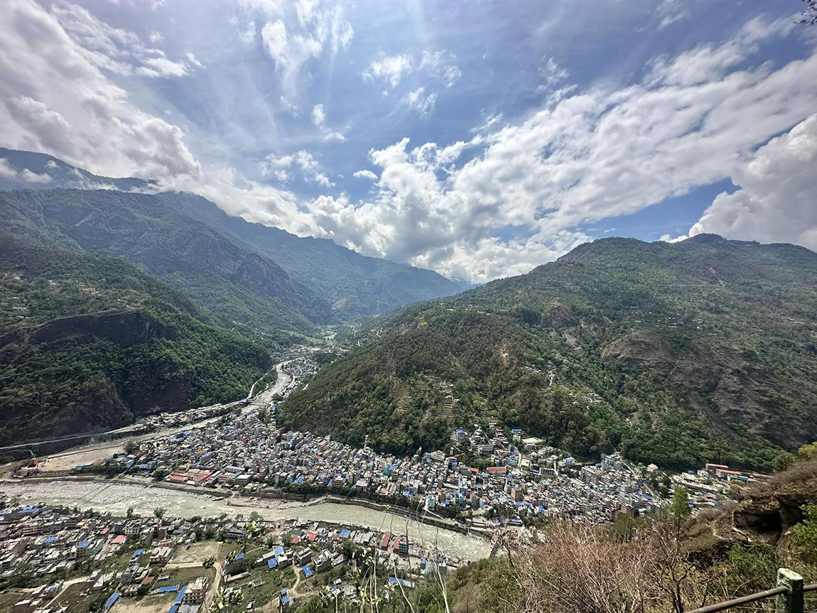 स्वतन्त्र सांसद अमरेशकुमार सिंहले सोमबारको संसद बैठकमै आफूले लगाएका लुगा खोलेका छन्।  बैठक सुरू हुनासाथ बोल्न नपाएपछि उनले आफूले लगाएका लुगा खोलेका हुन्। तस्बिर: निशा भण्डारी/सेतोपाटी