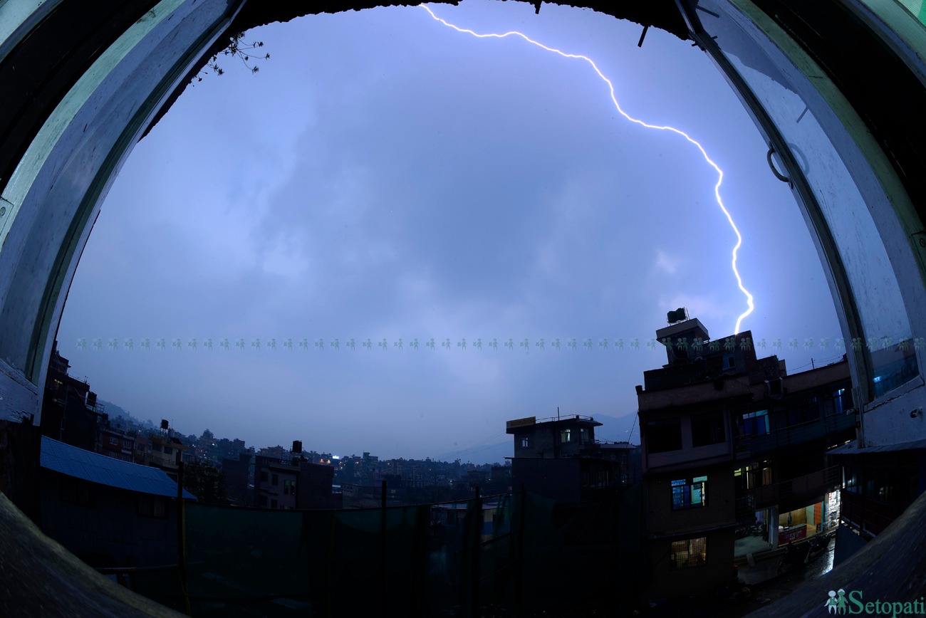 राष्ट्रपति विद्यादेवी भण्डारीको बिदाइको क्रममा प्रधानमन्त्री पुष्पकमल दाहाल प्रचण्डले मायाको चिनो दिँदै। तस्बिर: नवीनबाबु गुरूङ/सेतोपाटी