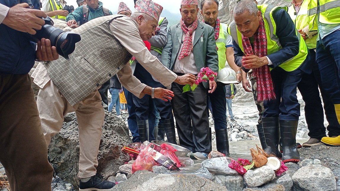 काठमाडौं प्रवेश गर्ने मुख्य नाका थानकोट–नागढुंगा–सिस्ने खोला सुरूङमार्ग निर्माणस्थल। तस्बिरः नवीनबाबु गुरूङ/सेतोपाटी