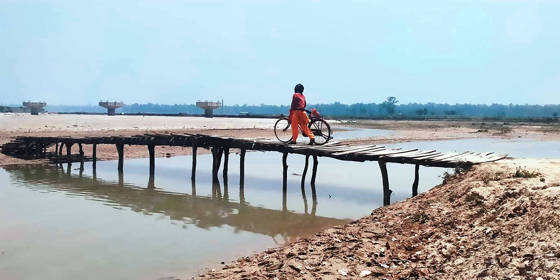 काठमाडौंको अनामनगरस्थित एक भवनमा सोमबार काठमाडौं महानगरले डोजर चलाएको छ। तस्बिर: नवीनबाबु गुरूङ/सेतोपाटी