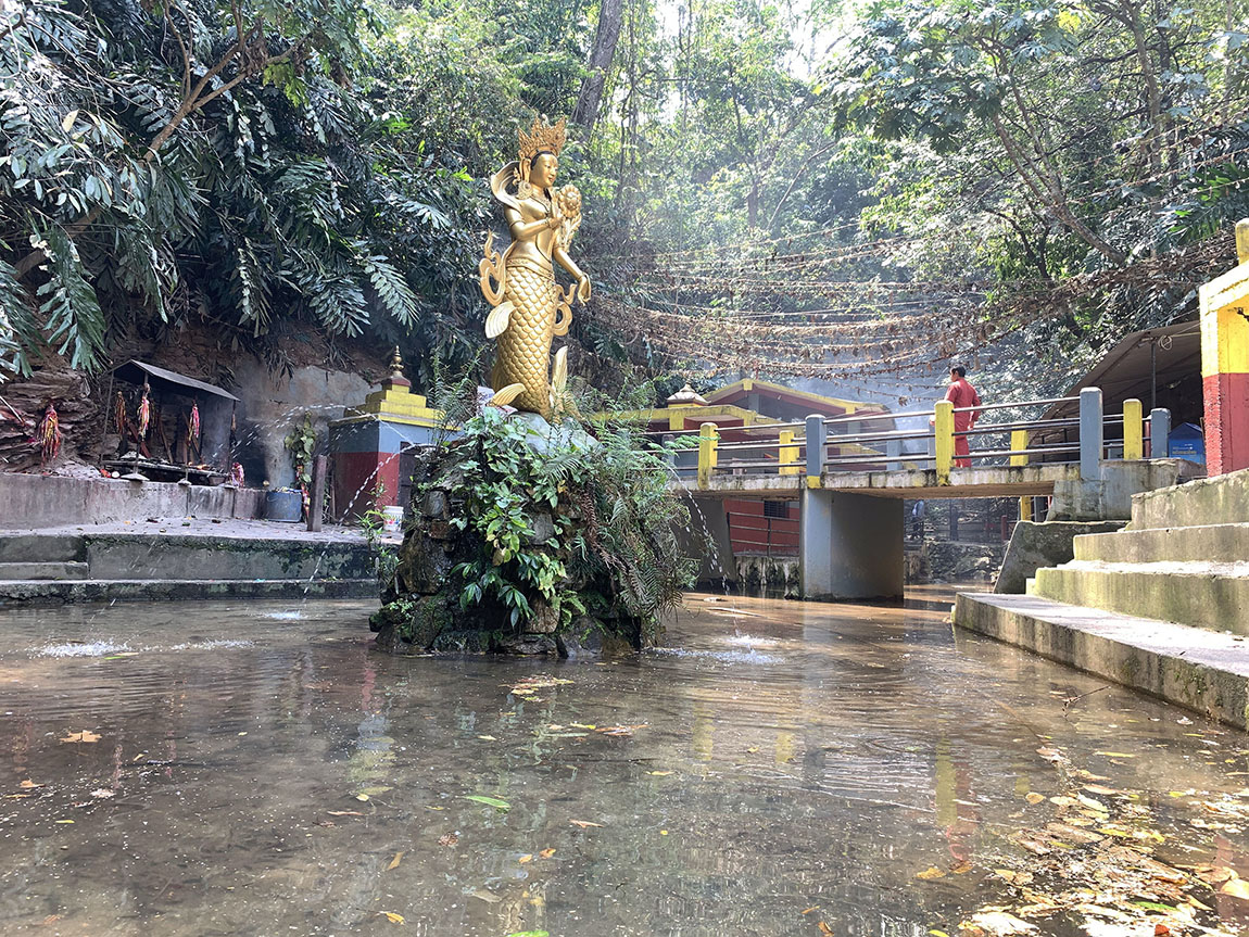 काठमाडौँको बौद्धमा माने घुमाएर कोरा गर्दै एक महिला।   तस्विर : नवीनबाबु गुरुङ/सेतोपाटी