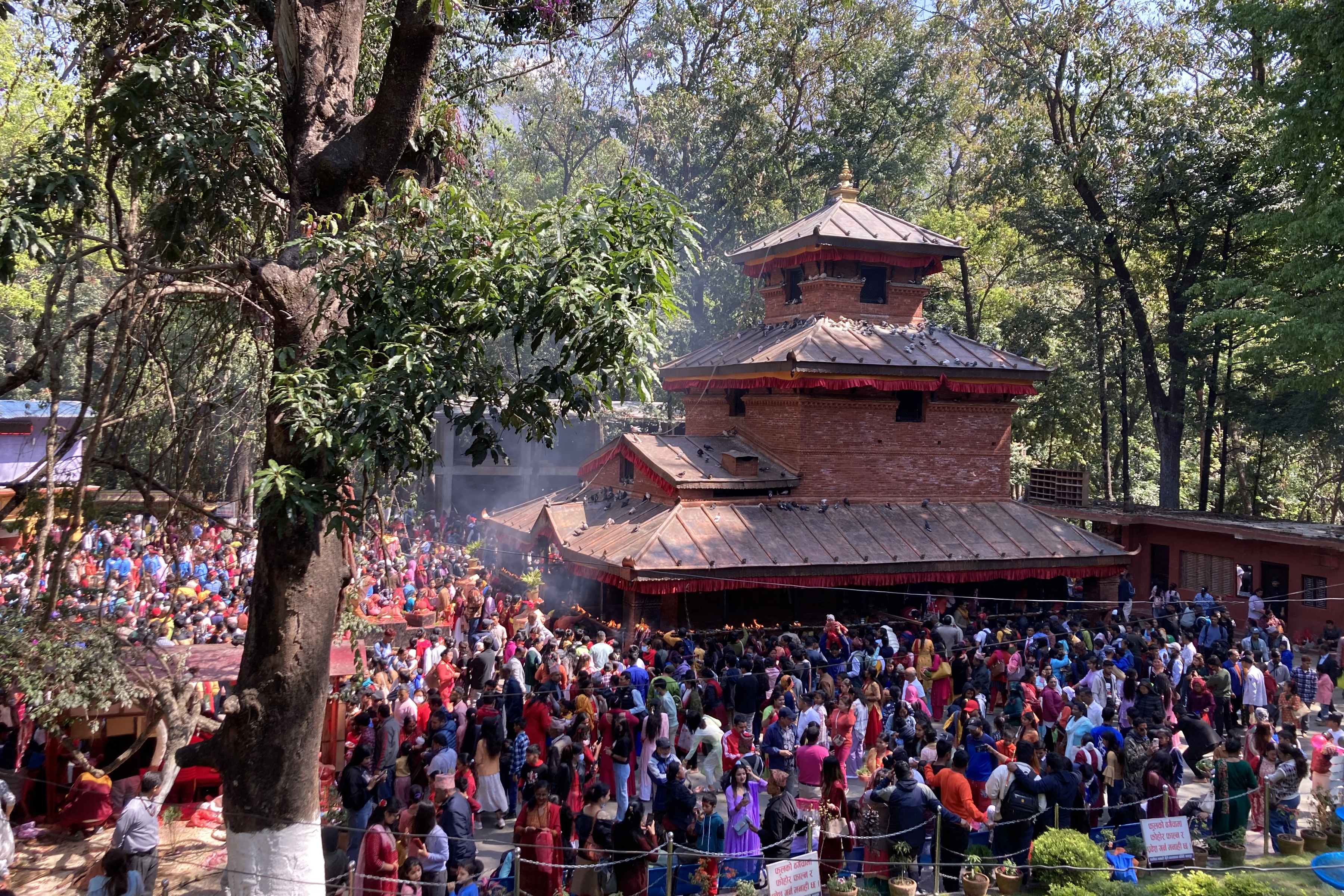 प्रधानमन्त्री निवास बालुवाटारमा बसेको सत्ता गठबन्धनको बैठकको क्रममा भुटेको मकै र मोही खाँदै पूर्वप्रधानमन्त्री एवं नेपाल समाजवादी पार्टीका अध्यक्ष बाबुराम भट्टराई। तस्बिर सौजन्य: बाबुराम भट्टराई