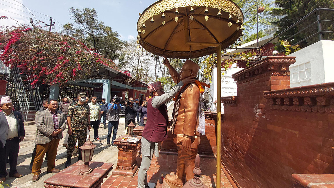 काठमाडौँको बौद्धमा माने घुमाएर कोरा गर्दै एक महिला।   तस्विर : नवीनबाबु गुरुङ/सेतोपाटी