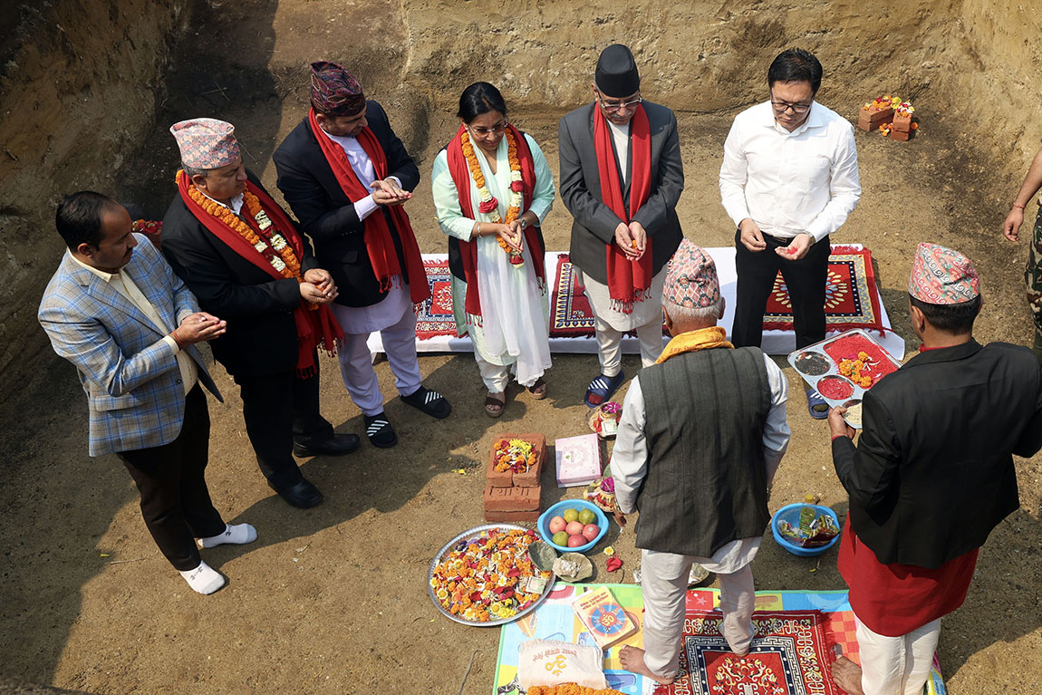 पशुपतिनाथ क्षेत्रस्थित वनकालीमा आध्यात्मिक वनकाली उद्यानको उद्घाटन कार्यक्रममा देउताका वेशभूषामा सजिएकाहरू। श्री राधा माधव समिति नेपालले उक्त उद्यान निर्माण गरेको हो।