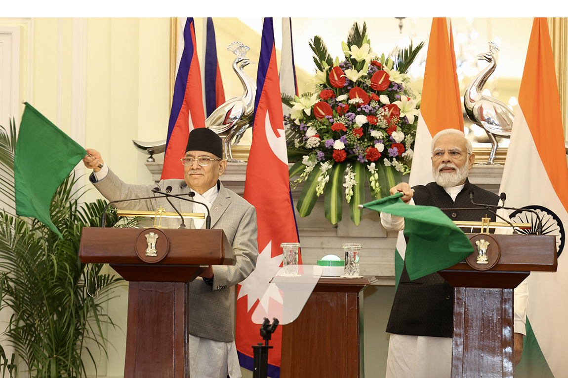 भारत भ्रमणमा रहेका प्रधानमन्त्री पुष्पकमल दाहाल ‘प्रचण्ड’ र भारतीय प्रधानमन्त्री नरेन्द्र मोदी बिहीबार भारतको बथनाहादेखि विराटनगरको बुधनगरसम्मको रेल्वे सेवा संयुक्त रूपमा उद्घाटन गर्दै। तस्बिरः प्रदीपराज वन्त/रासस