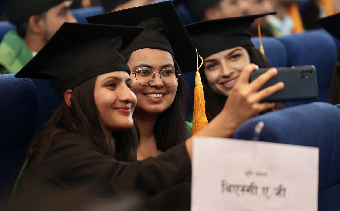 पशुपतिनाथ क्षेत्रस्थित वनकालीमा आध्यात्मिक वनकाली उद्यानको उद्घाटन कार्यक्रममा देउताका वेशभूषामा सजिएकाहरू। श्री राधा माधव समिति नेपालले उक्त उद्यान निर्माण गरेको हो।