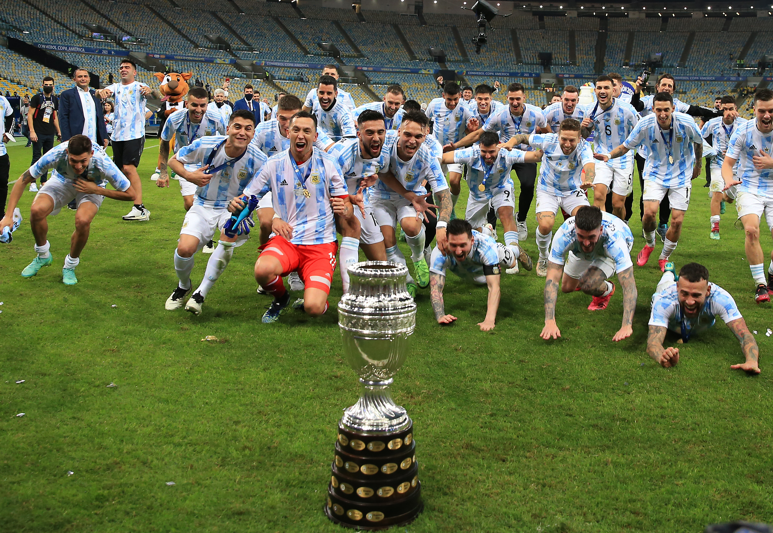 तस्बिरमा हेर्नुहोस् ब्राजिललाई हराउँदै २८ वर्षपछि अर्जेन्टिनालाई उपाधि जिताउँदाका नायक