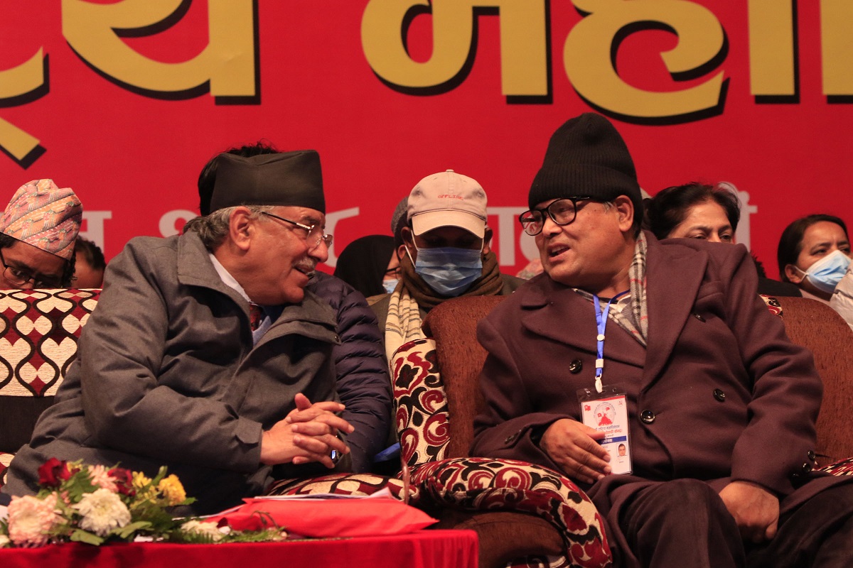 नेपाल कम्युनिष्ट पार्टी (माओवादी केन्द्र) को आठौं राष्ट्रिय महाधिवेशनको छैठौं दिन शुक्रबारको बन्दसत्रमा पार्टी अध्यक्ष पुष्पकमल दाहाल ‘प्रचण्ड’, र पार्टी प्रवक्ता एवम् नेता कृष्णबहादुर महरा भलाकुसारी गर्दै ।  तस्वीरः रत्न श्रेष्ठ/रासस