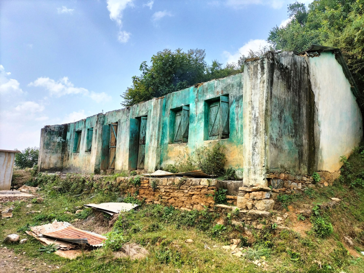 चार वर्षअघि हावाहुरीले छाना उडाएको बैतडीको दोगडाकेदार गाउँपालिका-३, खिरेगाउँमा रहेको केदारनाथ आधारभूत विद्यालयको भवन हालसम्म मर्मत गरिएको छैन। तस्बिर: विनोदसिंह विष्ट/रासस