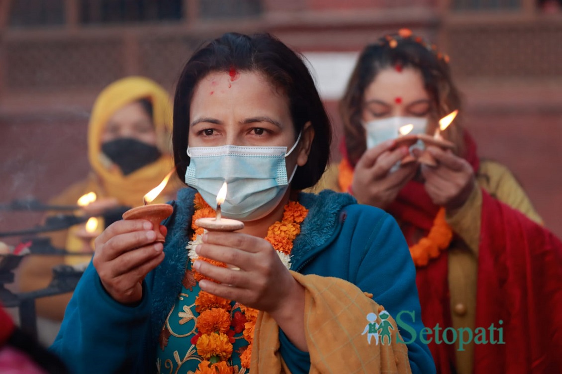 हरिबोधिनी एकादशीको दिन सोमबार काठमाडौंको बुढानिलकण्ठ मन्दिर परिसरमा दियो बाल्दै भक्तजनहरू। तस्बिरः नवीनबाबु गुरूङ/सेतोपाटी