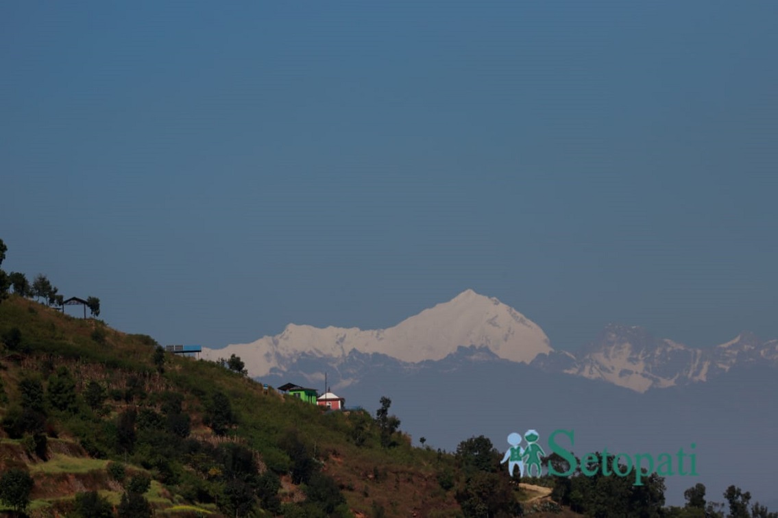 काठमाडौंको फर्पिङबाट देखिएको हिमालको दृश्य। तस्बिरः नवीनबाबु गुरूङ/सेतोपाटी