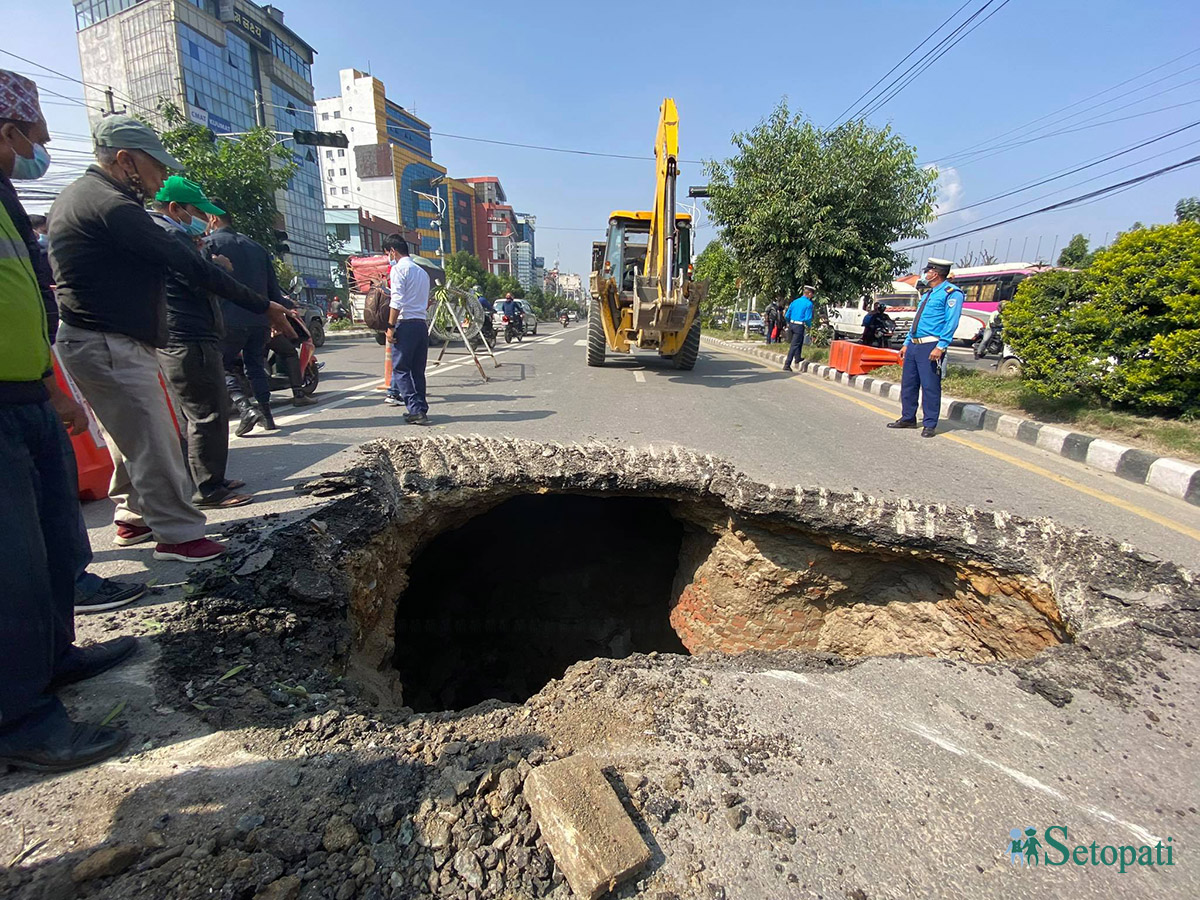 नयाँबानेश्वरको बीच सडकमा परेको खाल्डो। तस्बिरहरू: निशा भण्डारी/सेतोपाटी