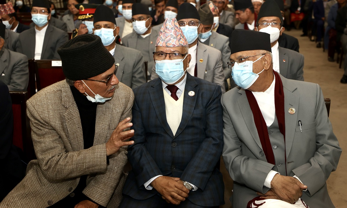 पूर्वप्रधानमन्त्री एवं नेकपा (एमाले)का अध्यक्ष केपी शर्मा ओली, पूर्वप्रधानमन्त्री एवं नेकपा (एकीकृत समाजवादी) का अध्यक्ष माधवकुमार नेपाल र पूर्वप्रधानमन्त्री एवं नेपाल समाजवादी पार्टीका अध्यक्ष डा बाबुराम भट्टराई शीतल निवासमा आयोजित कार्यक्रममा भलाकुसारी गर्दै । तस्बिर: प्रदीपराज वन्त/रासस