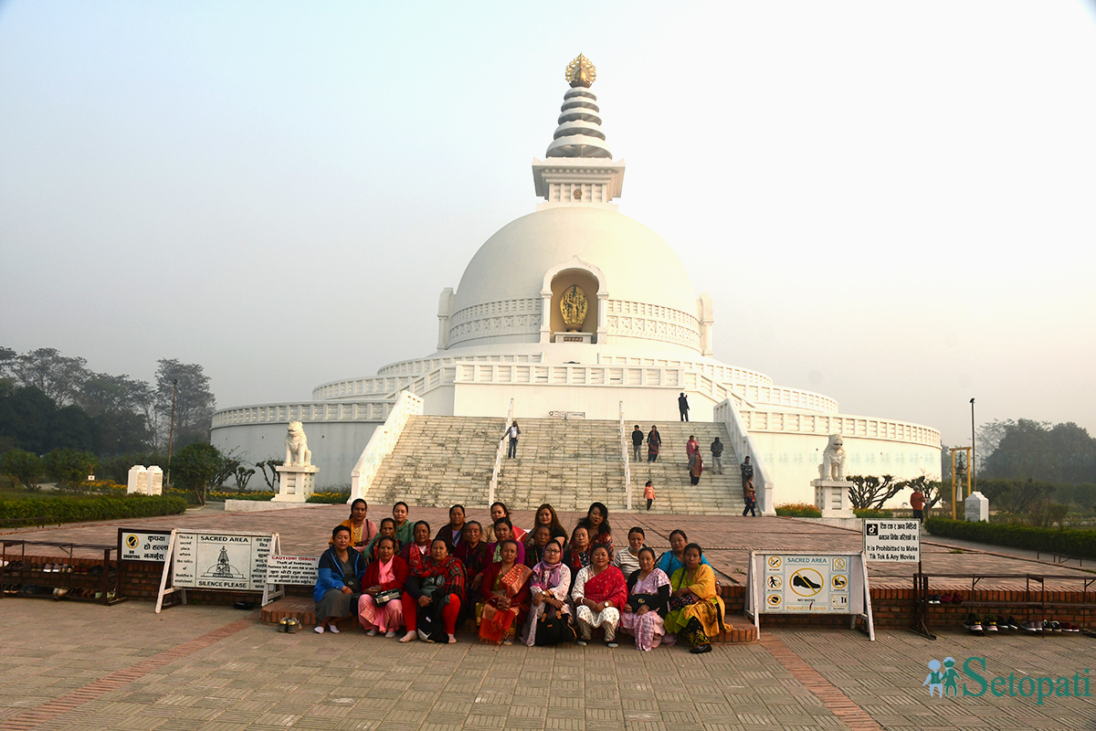 बुद्ध जन्मभूमि लुम्बिनीमा कास्कीको भुर्जुङ खोला क्षेत्रबाट आएका नेपाली पर्यटकहरू विश्व शान्ति स्तुप परिसरमा सामूहिक तस्बिर खिचाउँदै। लुम्बिनी आन्तरिक पर्यटकको रोजाइमा परेको उत्कृष्ठ पावन भूमि हो। तस्बिरः सेतोपाटी ।