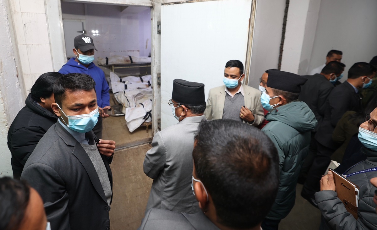 महाराजगन्जस्थित टिचिङ अस्पतालमा पुगी यती एयरलाइन्सको जहाज दुर्घटनामा परेर ज्यान गुमाएका यात्रुका परिवारसँग भेट गर्दै प्रधानमन्त्री पुष्पकमल दाहाल 'प्रचण्ड'।  प्रधानमन्त्रीले बिहिबार शव पहिचानको स्थितिबारे जानकारी लिँदै शव पहिचानको काम छिटो गर्न, पहिचान वैज्ञानिक बनाउन र छिटो परिवारलाई हस्तान्तरण गर्न पनि भनेका छन्। तस्बिरः प्रधानमन्त्रीको सचिवालय