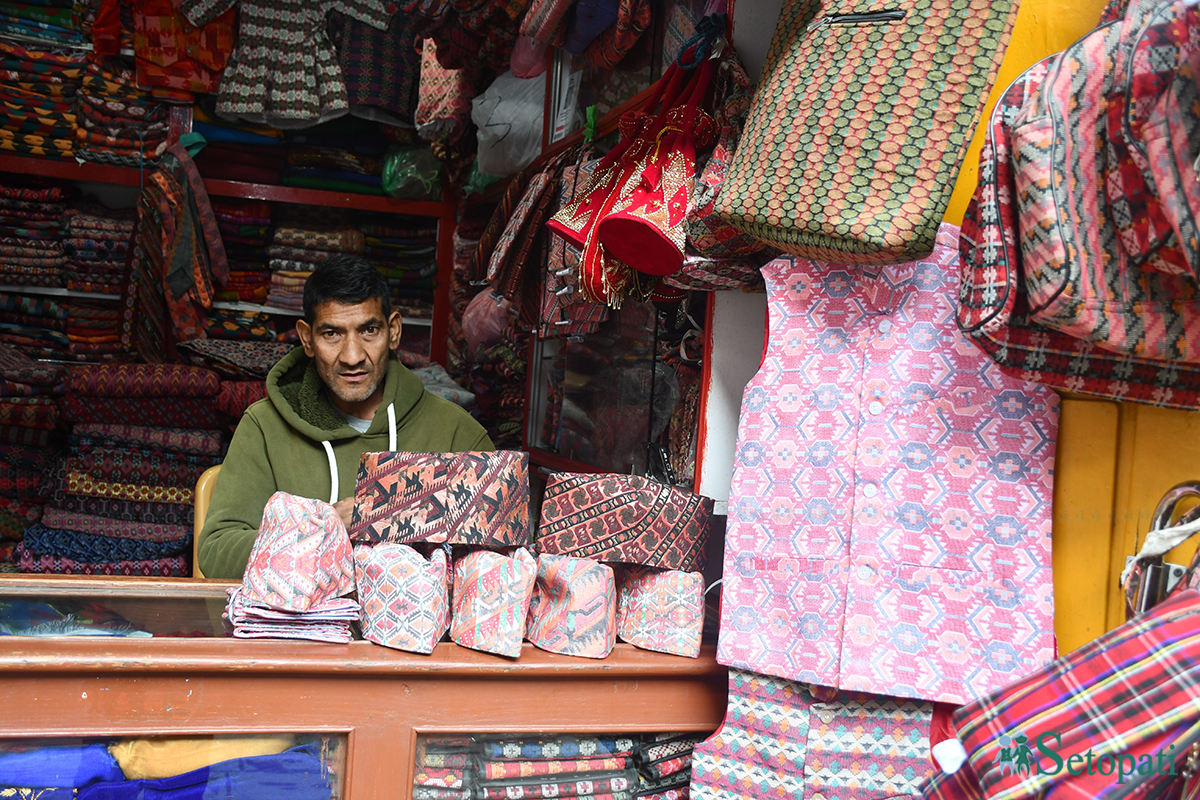 पाल्पा सदरमुकाम तानसेन बजारस्थित दरबार संग्रहालयको अगाडि ढाका कपडाका सामान बिक्रि गर्ने एउटा पसल। तानसेन घुम्ने पर्यटकहरु परिवार, आफन्त र इष्टमित्रका लागि यहाँ उत्पादित ढाका कपडाका सामानहरु किनेर लैजान्छन्। ढाकासँगै पाल्पाको करूवा पनि राम्रो कोसेलीका रुपमा स्थापित छ। तस्बिरः सेतोपाटी।