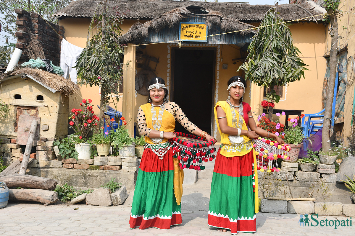 कपिलवस्तुको रमणिय जगदिशपुर ताल नजिकैको जगदिशपुर गाउँमा सञ्चालित थारु सामुदायिक होमस्टेका सञ्चालकहरु आफ्नो जातीय पहिरनमा। पाँच वर्ष अगाडिदेखि सञ्चालित जगदिशपुर जलाशय थारु सामुदायिक होमस्टेका १३ घरमा पाहुना राखिन्छ। यहाँ एकै पटक २७ जना बास बस्न सक्छन्। सामुदायिक होमस्टेका अध्यक्ष अनिल चौधरीकाअनुसार अट्याच बाथरुमसहित डबल बेड भएको कोठाको चार सय रुपैयाँ पर्छ भने सादा खानाको एक सय पचास रुपैयाँ। तस्बिरः सेतोपाटी