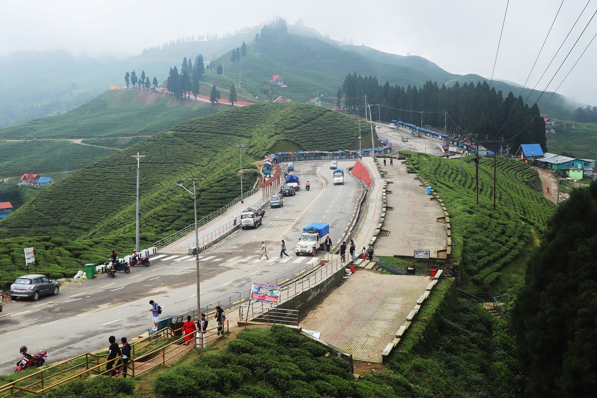 शुक्लाफाँटा नगरपालिका ३ का किसान महिला बारीमा उत्पादित काउली बेच्नका लागि डोकोमा राख्दै। काउलीलगायत तरकारी उत्पादनका लागि यो क्षेत्र अग्रणी रहेको छ । तस्वीर: राजेन्द्रप्रसाद पनेरु/रासस