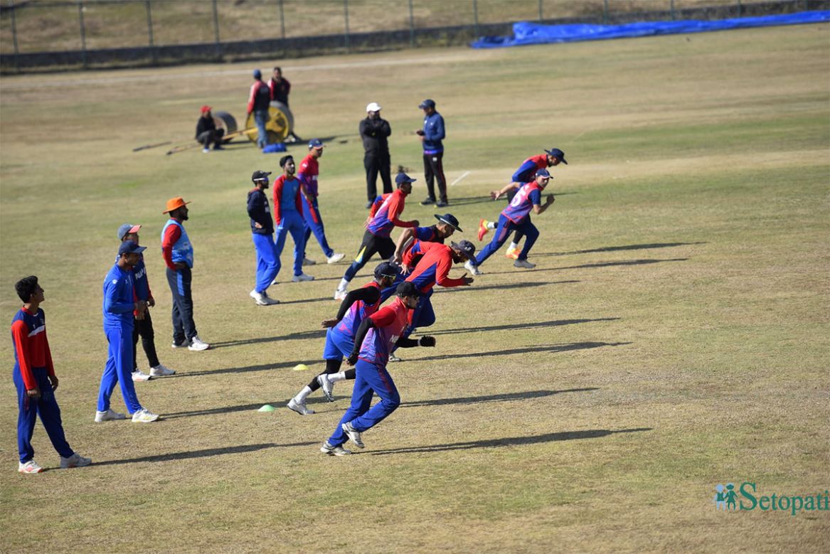 आगामी फेब्रुअरी १५ देखि ओमानमा सुरू हुने टी-२० विश्वकप ग्लोबल छनोटको लागि नेपाली राष्ट्रिय क्रिकेट टिमले सोमबारबाट सुरू गरेको प्रशिक्षणमा अभ्यास गर्दै खेलाडीहरू। तस्बिरः निशा भण्डारी/सेतोपाटी