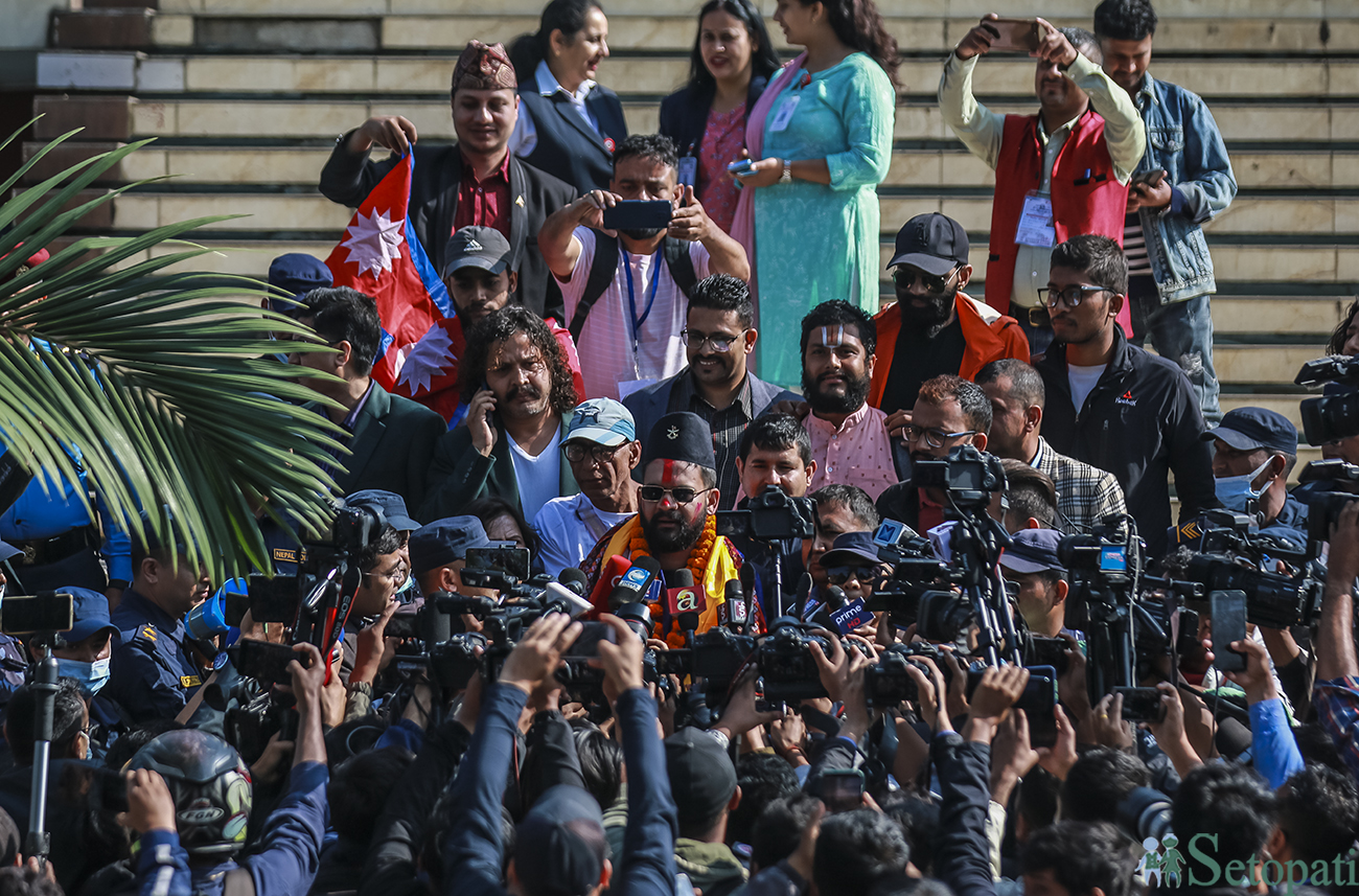 काठमाडौँ महानगरपालिकाको नव-निर्वाचित  उप-मेयर सुनिता डंगोललाई राष्ट्रिय सभागृहबाट बोकेरै बिजयी -यालीमा लैजादै समर्थकहरु। तस्विर : नवीनबाबु गुरुङ/सेतोपाटी