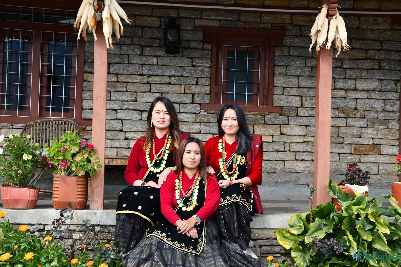 कास्कीको घान्द्रुकमा आएका आन्तरिक पर्यटकहरू गुरूङ पहिरनमा सजिएर तस्बिर खिचाउँदै। तस्बिरः सेतोपाटी