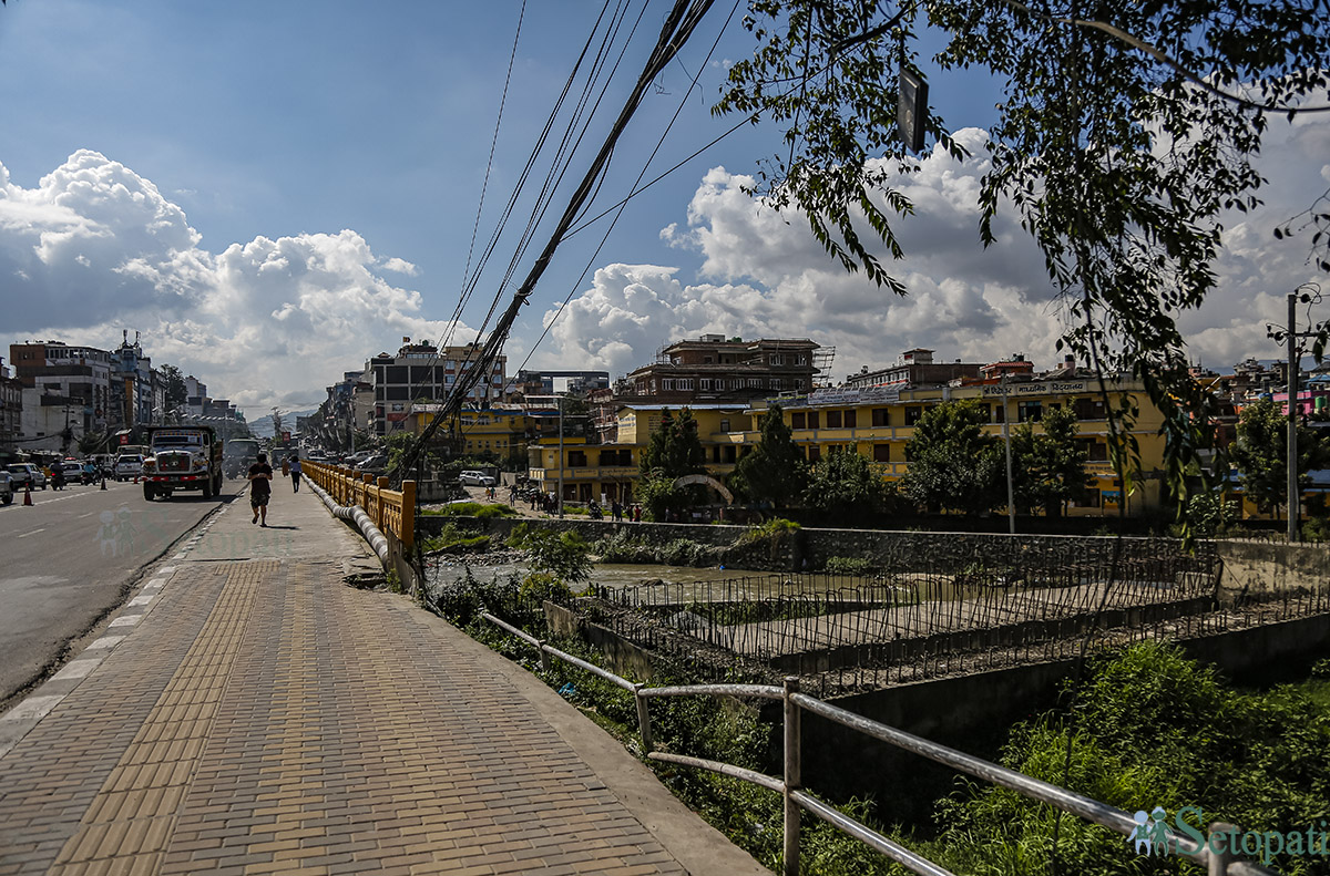  काठमाडौँको तीनकुने बानेश्वर जोड्ने एउटा अधुरो रहेको पुल। र अर्को पुरानो पुल। 