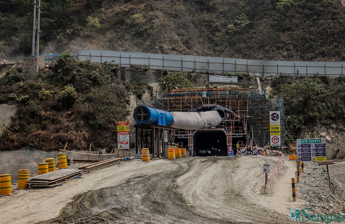 काठमाडौं प्रवेश गर्ने मुख्य नाका थानकोट–नागढुंगा–सिस्ने खोला सुरूङमार्ग निर्माणस्थल। तस्बिरः नवीनबाबु गुरूङ/सेतोपाटी