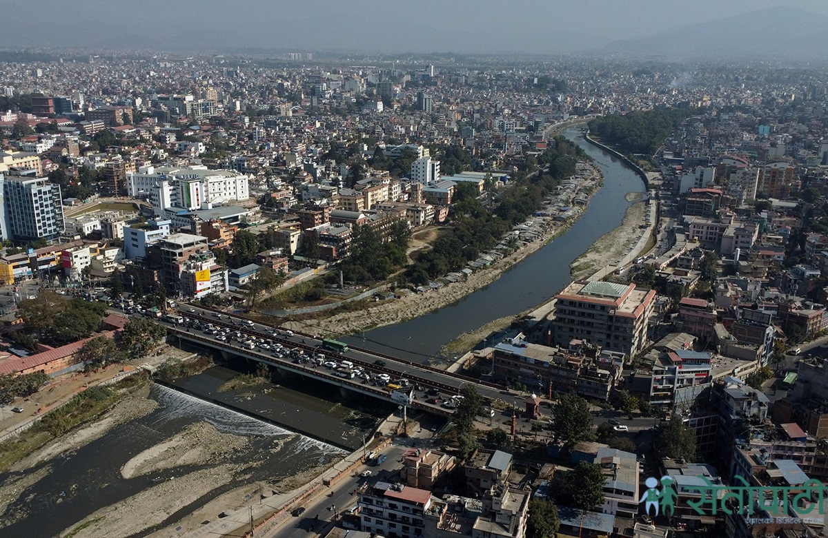 काठमाडौंको थापाथलीबाट देखिएको बागमति नदी किनारको सुकुम्बासी बस्ती। तस्बिरः नवीनबाबु गुरूङ/सेतोपाटी
