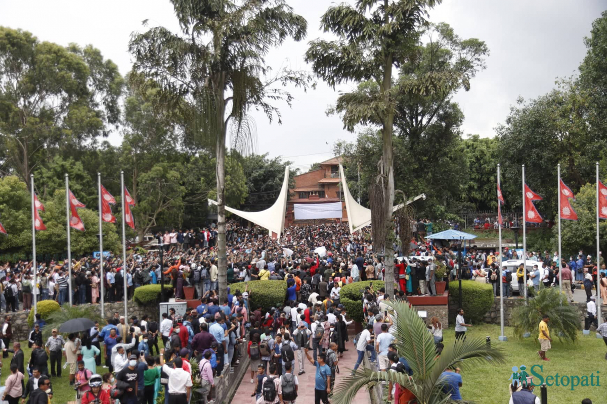 रवि लामिछानेको राजनीतिक यात्रा सुरूआत घोषणा कार्यक्रममा मंगलबार काठमाडौंको प्रदर्शनीमार्गस्थित राष्ट्रिय सभा गृहमा उनलाई हेर्न/सुन्न हेर्न आएकाहरू। तस्बिर : नवीनबाबु गुरुङ/सेतोपाटी
