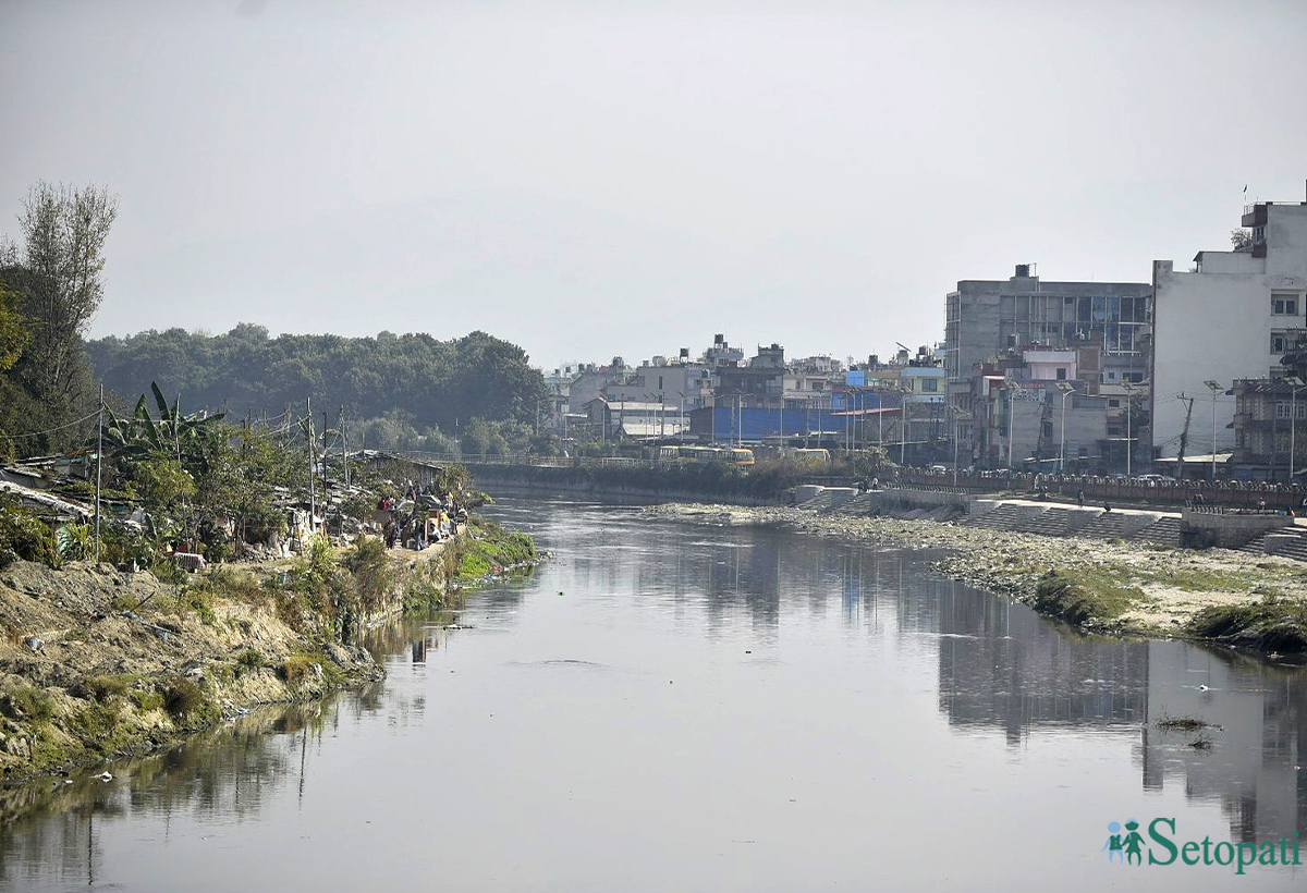 थापाथलीको पुलबाट देखिएको काठमाडौं र ललितपुर छुट्याउने बागमती नदीको दुई किनार। तस्बिरः निशा भण्डारी/सेतोपाटी