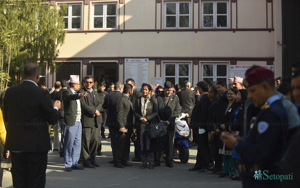 प्रधानन्यायाधीश चोलेन्द्रशमशेर राणाविरूद्ध लागेको महाअभियोग निष्क्रिय भएको भन्दै संसद सचिवालयले पत्र पठाएपछि अदालतमा हाजिर हुन लागेका राणालाई रोक्न सर्वोच्च परिसरमा भेला भएका कानुन व्यवसायीहरू। तस्बिरः निशा भण्डारी/सेतोपाटी