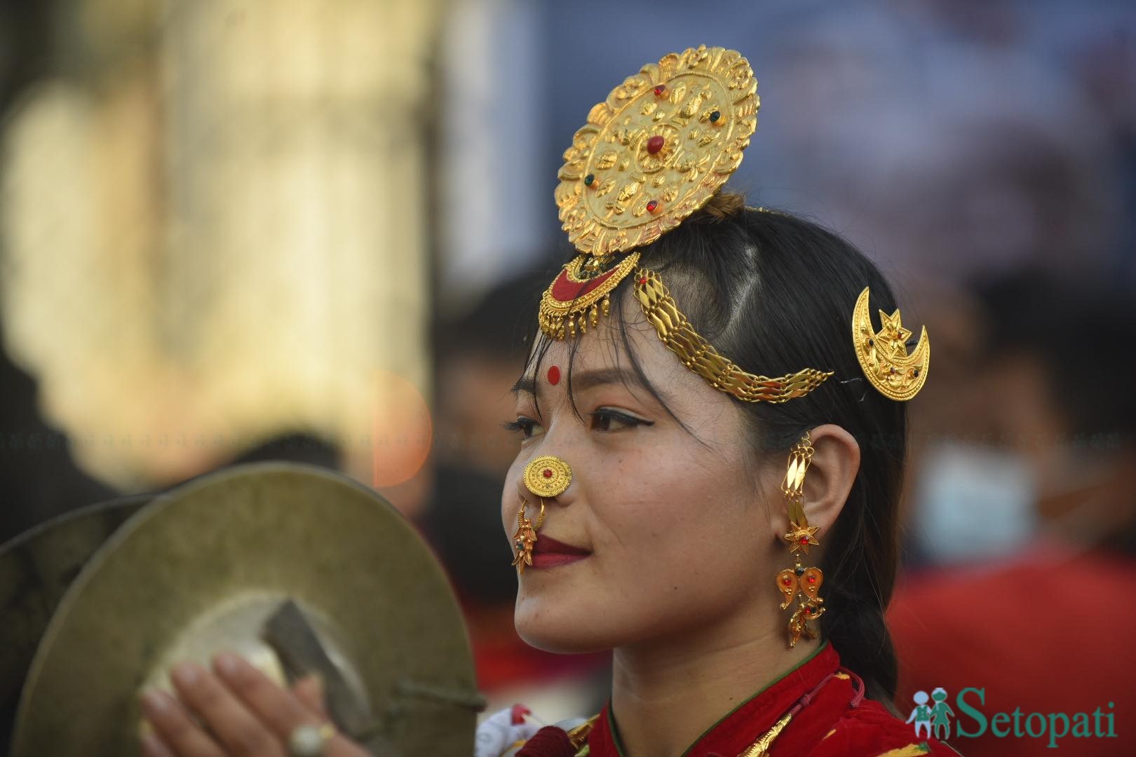 उधौली पर्वको अवसरमा बिहिबार जातीय पोशाकमा सजिएकी किराँत किशोरी । तस्बिरः निशा भण्डारी/सेतोपाटी