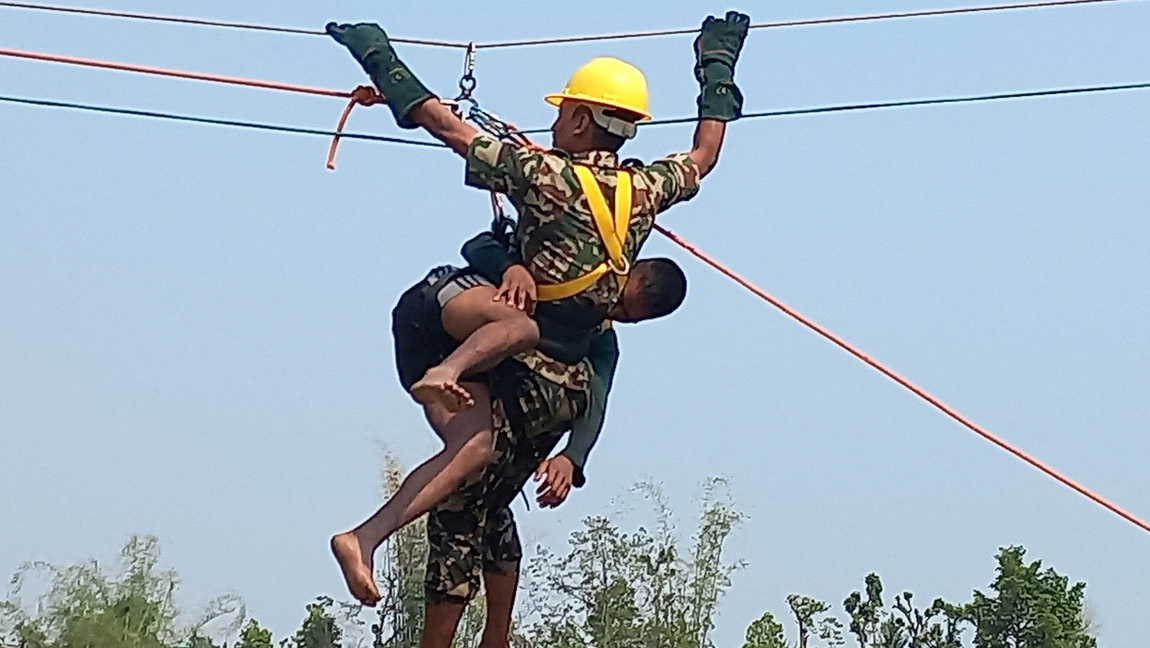 नेपाल कम्युनिष्ट पार्टी (माओवादी केन्द्र) सम्वद्ध जनवर्गीय संगठनहरूले शुक्रबार साँझ काठमाडौंमा प्रदर्शन गरेका छन्। नक्कली भुटानी शरणार्थीसहित विभिन्न भ्रष्टाचार काण्डमा मुछिएका सबै दोषीहरूलाई कारबाही गर्न माग गर्दै प्रदर्शन गरेका हुन्। तस्बिर: नवीनबाबु गुरूङ