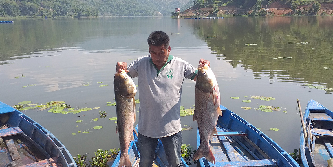 स्वतन्त्र सांसद अमरेशकुमार सिंहले सोमबारको संसद बैठकमै आफूले लगाएका लुगा खोलेका छन्।  बैठक सुरू हुनासाथ बोल्न नपाएपछि उनले आफूले लगाएका लुगा खोलेका हुन्। तस्बिर: निशा भण्डारी/सेतोपाटी