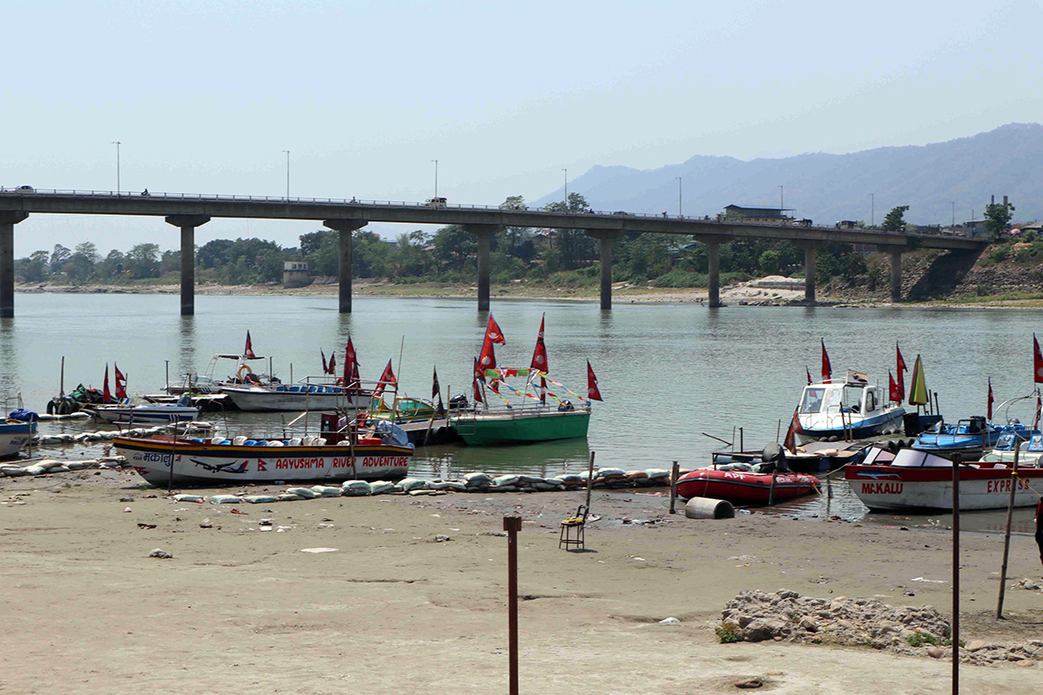 भरतपुरको चौबिसकोठीमा भ्रष्टाचार विरूद्धको कार्टुन प्रदर्शन गर्दै कार्टुनिष्ट प्रकाश थापा। तस्बिर: राजेश घिमिरे/सेतोपाटी