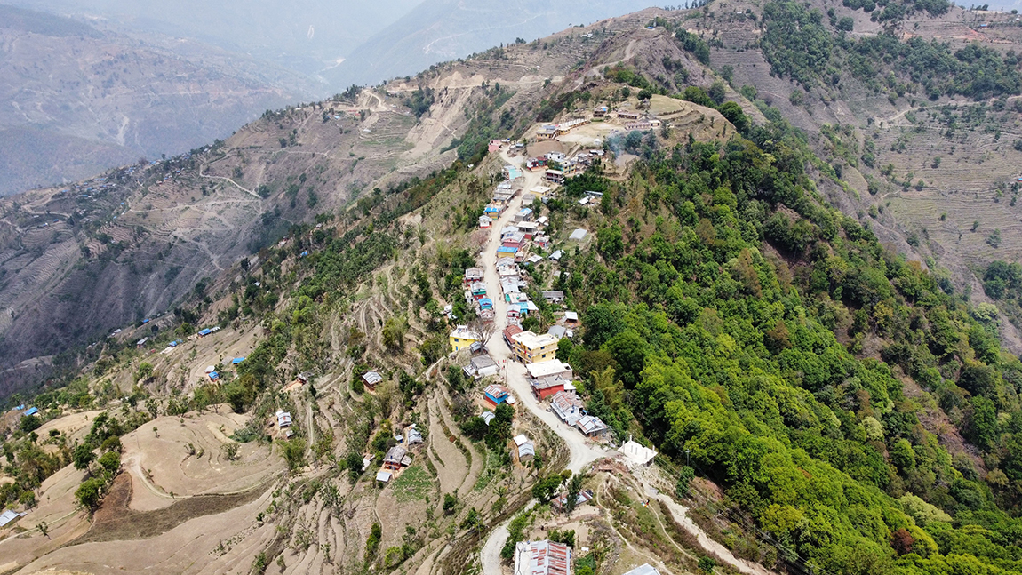 नेकपा एमाले निकट र नेकपा एकीकृत समाजवादी निकटले पेशागत महासंघको भवन दाबी गरेपछि विवाद भएको छ। दुई पक्षबीच विवाद बढ्ने देखिएपछि भवन परिसरमा सुरक्षाकर्मी परिचालन गरिएको छ। तस्बिर: नवीनबाबु गुरूङ/सेतोपाटी