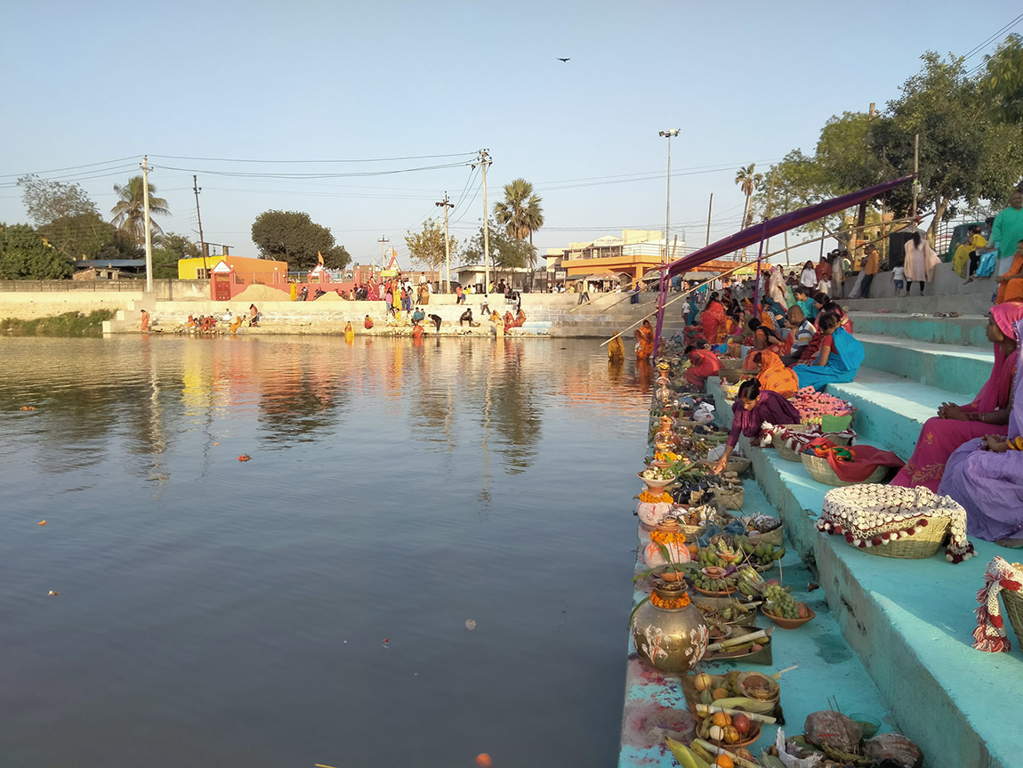 मिटरब्याजीविरूद्ध मार्च गरेर बर्दिबासबाट काठमाडौं आएका पीडितहरूलाई काठमाडौं महानगरपालिकाले खुलामञ्च छिर्न रोक लगाइएको छ।  सोमबार साँझ खुलामञ्च छिर्न खोज्दा पीडितहरूलाई महानगर प्रहरीसँग धकेलाधकेल गरेको हो। तस्बिर: नवीनबाबु गुरूङ