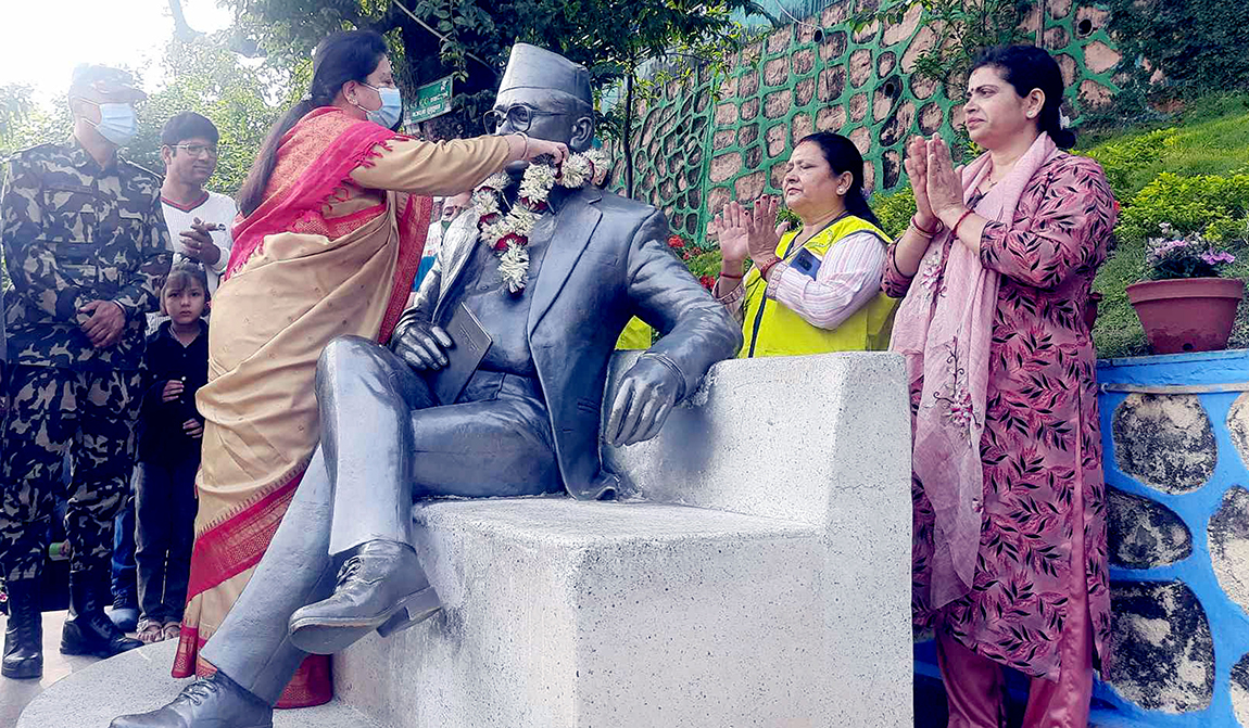 बुधबार नेपाल आर्ट काउन्सिल  परिषद्‍मा सडक सुरक्षासम्बन्धी कार्टुन प्रदर्शनीमा सहभागी विद्यार्थी। तस्बिर: नवीनबाबु गुरूङ