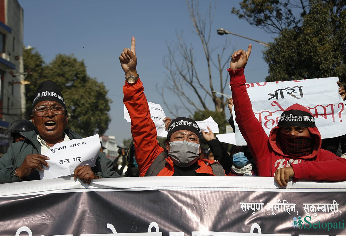 थापाथलीको पुलबाट देखिएको काठमाडौं र ललितपुर छुट्याउने बागमती नदीको दुई किनार। तस्बिरः निशा भण्डारी/सेतोपाटी