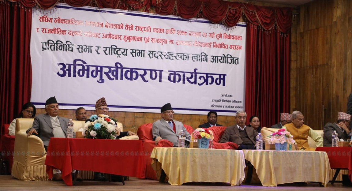 बुद्ध जन्मभूमि लुम्बिनीमा कास्कीको भुर्जुङ खोला क्षेत्रबाट आएका नेपाली पर्यटकहरू विश्व शान्ति स्तुप परिसरमा सामूहिक तस्बिर खिचाउँदै। लुम्बिनी आन्तरिक पर्यटकको रोजाइमा परेको उत्कृष्ठ पावन भूमि हो। तस्बिरः सेतोपाटी ।