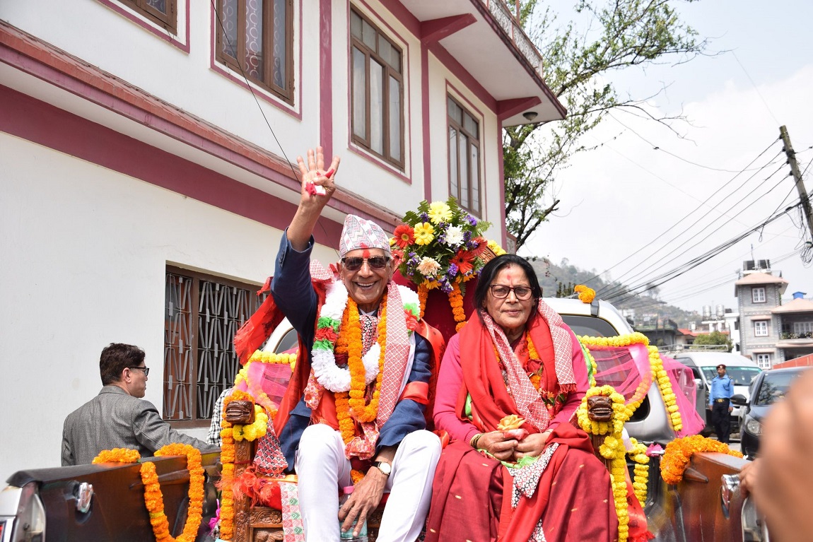 जनकपुर उपमहानगरपालिका वडा नं. १ र १६ जोड्ने पुलचोकस्थित नयाँ पुल निर्माण गर्नका लागि जीर्ण अवस्थामा रहेको ३७ वर्ष पुरानो पुल डोजरले भत्काउँदै। तस्बिरः चन्द्रदेव साह / रासस