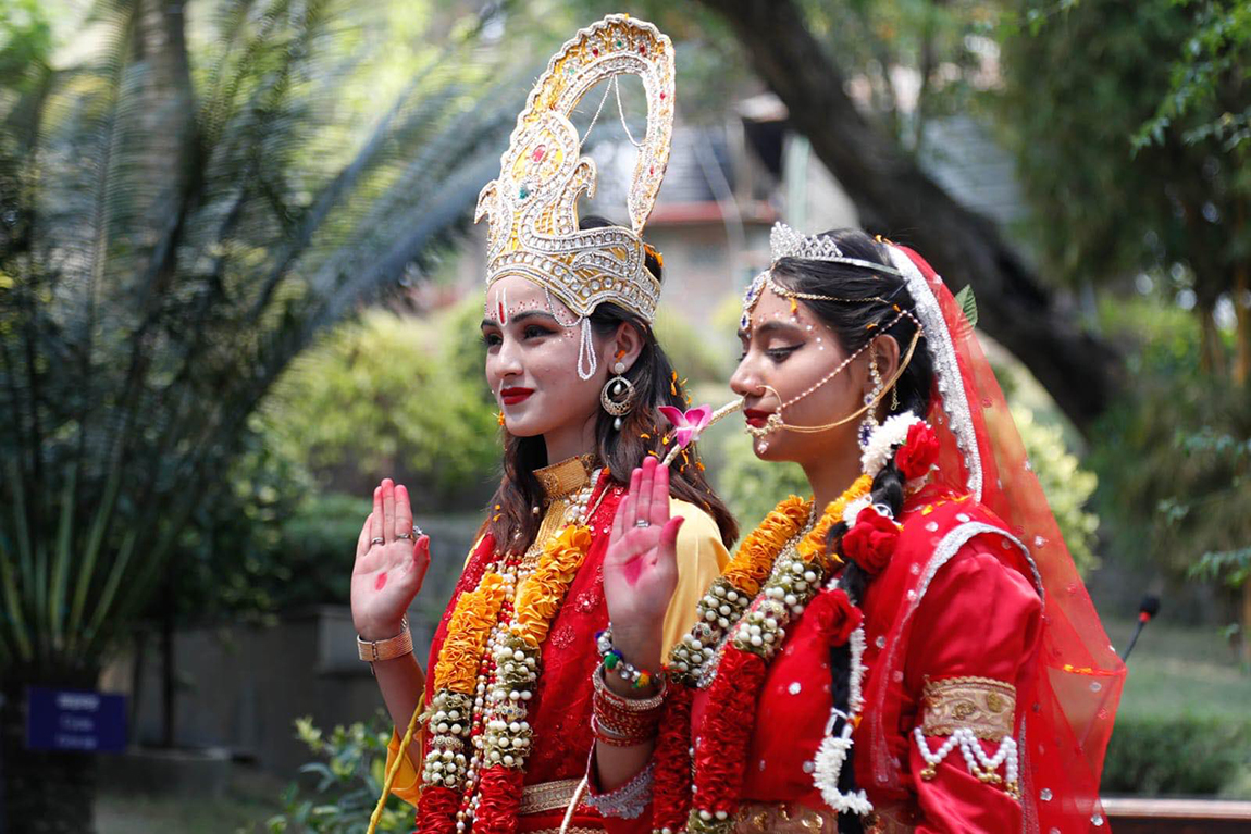 पशुपतिनाथ क्षेत्रस्थित वनकालीमा आध्यात्मिक वनकाली उद्यानको उद्घाटन कार्यक्रममा देउताका वेशभूषामा सजिएकाहरू। श्री राधा माधव समिति नेपालले उक्त उद्यान निर्माण गरेको हो।