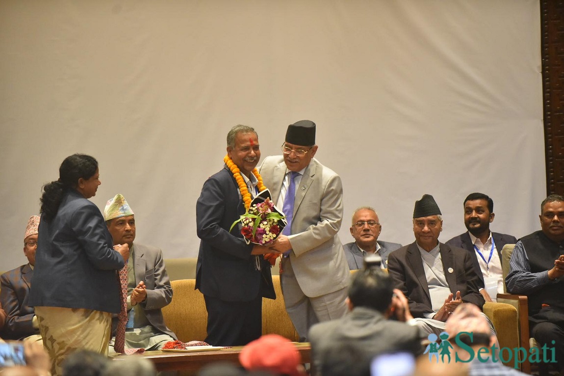 शुक्रबार नयाँ बानेश्वरको संसद भवन बाहिर उपराष्ट्रपतिका उम्मेदवार रामसहाय प्रसाद यादवसँग फोटो खिचाउँदै सांसद। तस्बिर: नवीनबाबु गुरूङ